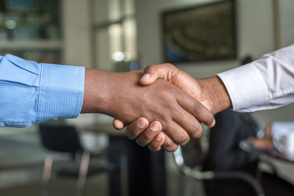 Assistenza stampanti aziendali: stretta di mano tra cliente e referente Stampareinufficio