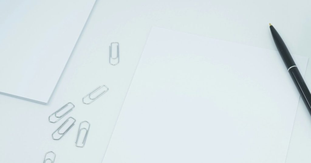 Documento firmato su una scrivania, controfferta dell'ultimo minuto del fornitore