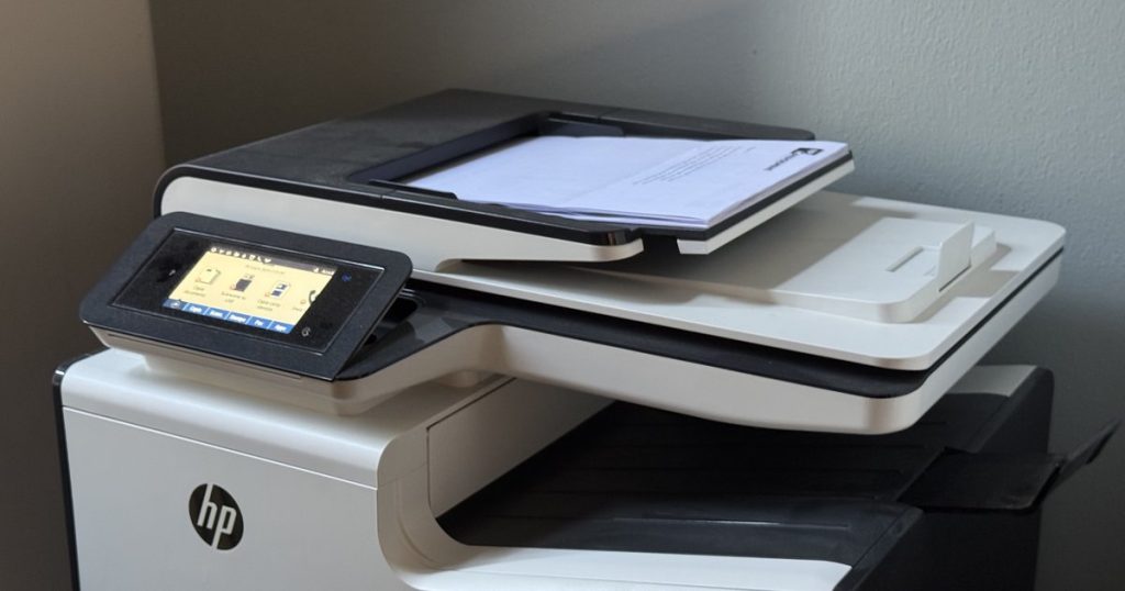Stampante multifunzione da ufficio con un documento pronto sull'alimentatore automatico per la scansione fronte-retro